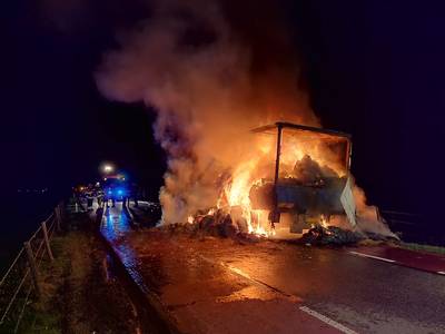 Vrachtwagen vol hooibalen brandt uit op de N831