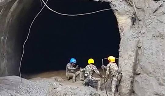 Meer dan 900 werknemers vast in tunnels na vloedgolf in Nepal: de hoop op redding slinkt snel