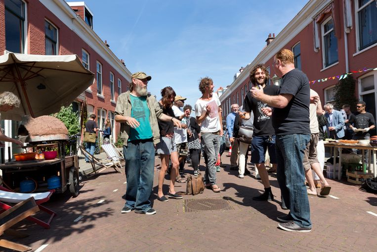 Je straat kopen om sloop te voorkomen - Trouw