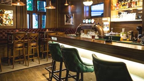 Drinken mag, aan de toog hangen niet: zo wil Horeca Vlaanderen cafés en restaurants weer opstarten