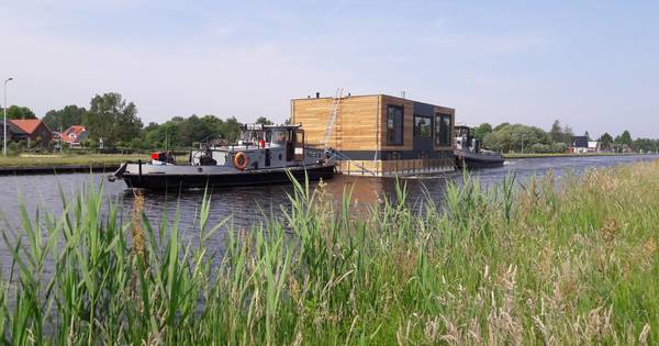 Drijvende watervilla uit Hardenberg via Twente op weg naar Amsterdam - Tubantia