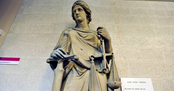 Ramkraakduo een jaar de cel in voor overval bij MediaMarkt in Apeldoorn.