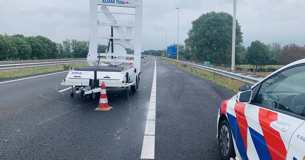 Slecht wegdek: A77 van Rijkevoort richting Duitsland tot dinsdagochtend afgesloten, ook daarna hinde