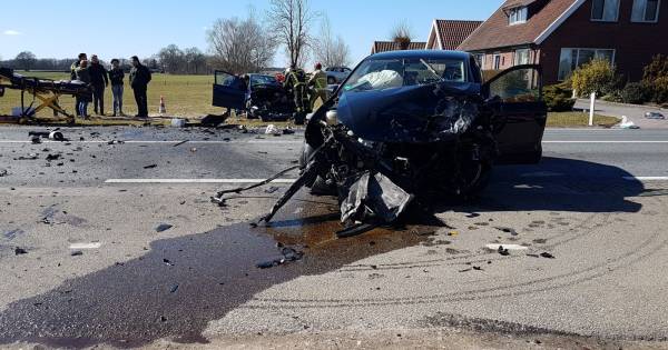 Ongeval met 3 auto's in Albergen, weg tijdelijk afgesloten - Tubantia