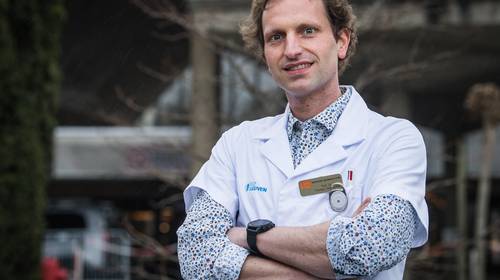 INTERVIEW. Is het verantwoord dat ons land blijft vaccineren met AstraZeneca? Cardioloog Thomas Vanassche legt uit