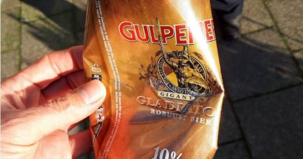 Politie beboet bierdrinkende overlastgevers op het Warmoezierspad in Dordrecht.