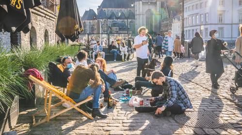 Binnenkort wel met 8 wandelen in het park, maar niet met 8 in de tuin barbecueën? Virologen over de “buitenbubbel”