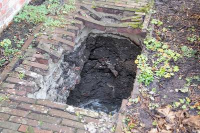 Vrouw verdwijnt in zinkgat van vier meter diep