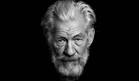 Als Gandalf was hij al een formidabele grijsaard en nu, op zijn 87ste, is acteur Ian McKellen nog altijd onverwoestbaar
