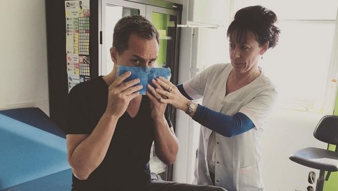 Video Peter Van De Veire Maakt Pijnlijke Val In Mnm Studio Joepie Hln Be