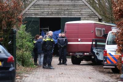 Marechaussee en politie zoeken naar drugs bij inval in woning in Gilze