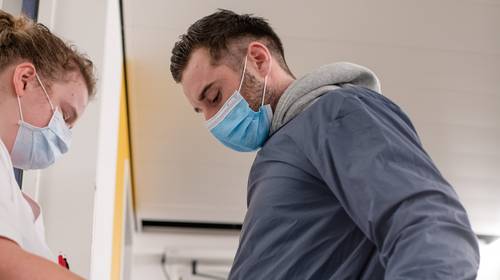 Voetballer Tuur Dierckx als straf naar Covid-afdeling na lockdownfeestje: “Mijn ouders waren kwaad. Nu zie ik: ze hadden gelijk, verdorie” 
