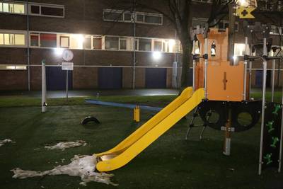 Verkeersbord 'Kinderen aangelijnd' geplaatst bij speeltuin in Den Bosch