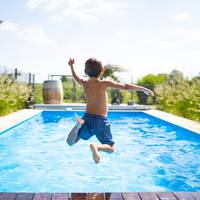 Hebt u een ingebouwd zwembad in uw tuin en mogen wij u daarover enkele vragen stellen?