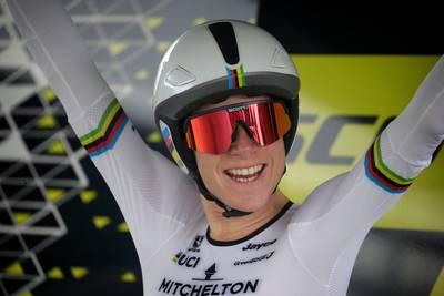 Van Vleuten wint proloog Ladies Tour, Van Dijk onderuit