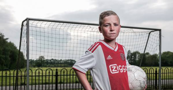 Zieke Lars uit de Achterhoek staat bij Frenkie en Matthijs als de Champions League-hymne klinkt - Tu