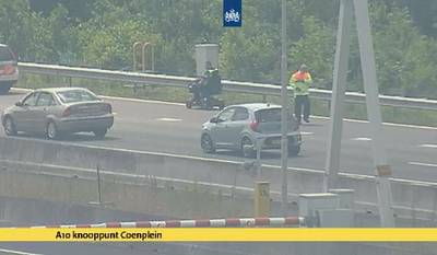 Man met scootmobiel van A10 gehaald