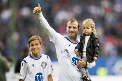 Van der Vaart, vrienden en zoontje Damian vermaken publiek in Hamburg