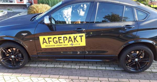 Auto's, wapen en geld in beslag genomen bij inval om witwassen en drugs in Gendringen: twee arrestaties.