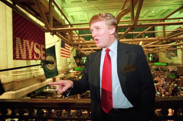 Donald Trump in 1995 op de New York Stock Exchange bij de beursgang van zijn Trump Plaza Casino.