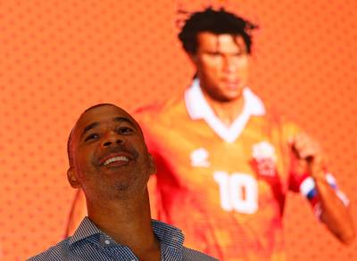 Gullit: Kunstgras heeft ons voetbal kapot gemaakt