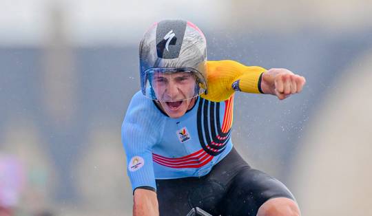 Remco Evenepoel wint goud in tijdrit, Wout Van Aert pakt brons