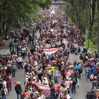Duizenden demonstranten blokkeren toegang tot WK-stadion in Mexico-Stad