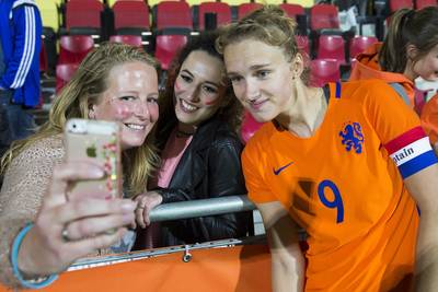 Voetbalsters met beoogde EK-ploeg tegen Wales