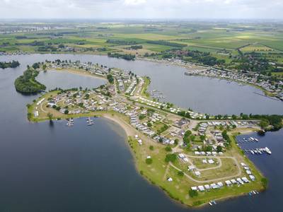 Blauwalg: niet zwemmen op het drukste strandje van Het Groene Eiland