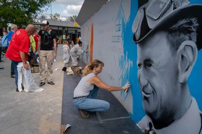 Kunstenaars schilderen naoorlogse iconen bij station Arnhem