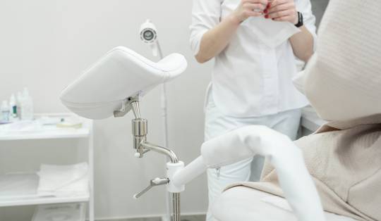 Terwijl strafonderzoek loopt, organiseert gynaecoloog G.D. een ‘fijn en verdiend feest’: ‘Dit zegt veel over zijn moraliteit’