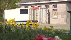 De harde tol van corona: koelcontainers op kerkhof Ukkel