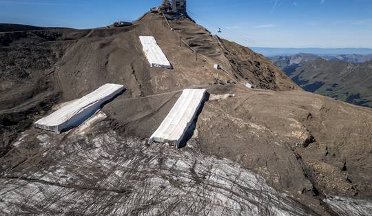 Zwitserse gletsjers krompen ‘schokkend’ snel in snikhete zomer: ‘Landschap verandert van wit naar grijs naar zwart’