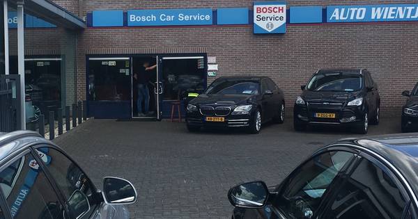 FIOD-inval bij Auto Wientjes Apeldoorn onderdeel groot witwasonderzoek - De Stentor
