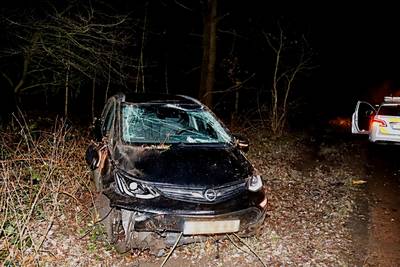 Auto raakt van de weg en rijdt tegen lantaarnpaal bij Mill