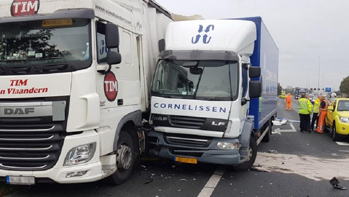 Flinke verkeershinder op A12 na botsing tussen vrachtwagens.