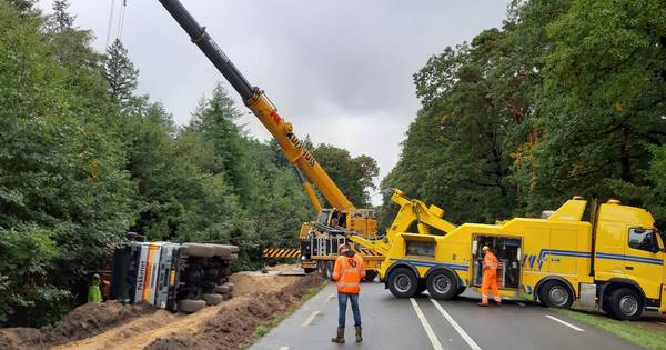 Hijskraan nodig om gekantelde vrachtwagen bij Bathmen weer op z'n wielen te krijgen.