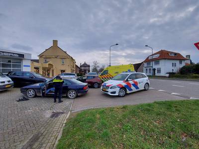 Auto's botsen op elkaar in Oeffelt