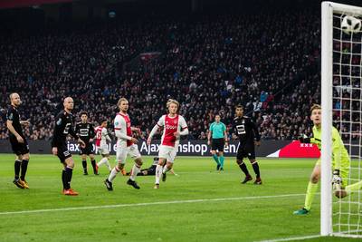 Bekijk hier de fraaie goal van Kluivert