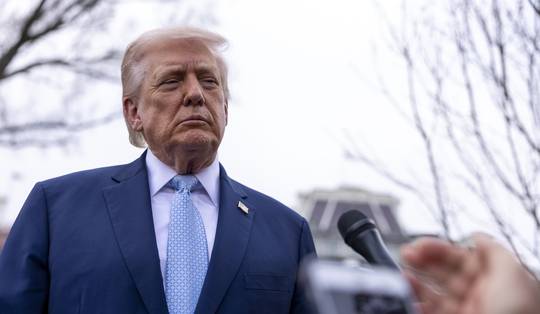 Trump ‘bereid oorlog te beëindigen zonder heropening Straat van Hormuz’ • Brand op olietanker en mogelijk olielek na aanval bij Dubai