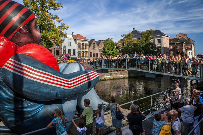 De zes meter hoge opblaasbare vluchteling.