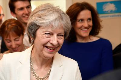 Britse premier May blijft overeind bij lokale verkiezingen