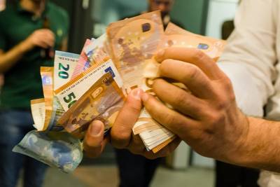 Adviseur belazerde cliënt die al geldproblemen had