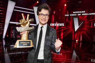 Voice-Dennis scoort nummer 1-hit: ‘Ik wil de connectie met aarde behouden’