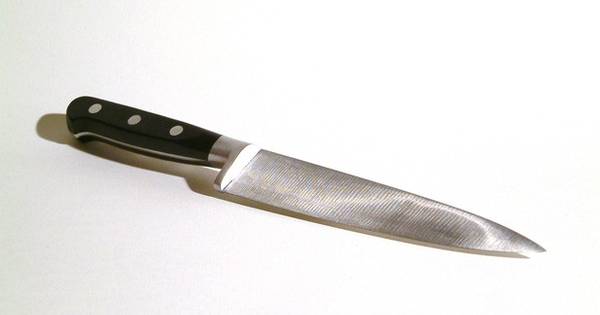 Vrouw zit huisgenote achterna met vleesmes in Waardenburg, slachtoffer in schouder gestoken