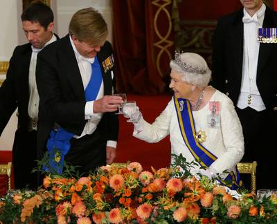 Willem-Alexander krijgt Orde van Kousenband van The Queen