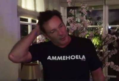 Gerard Joling gehavend na val van de trap