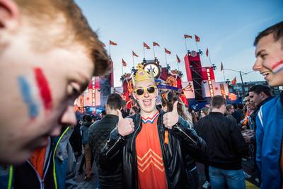 Droog en druk op Koningsnacht in Arnhem