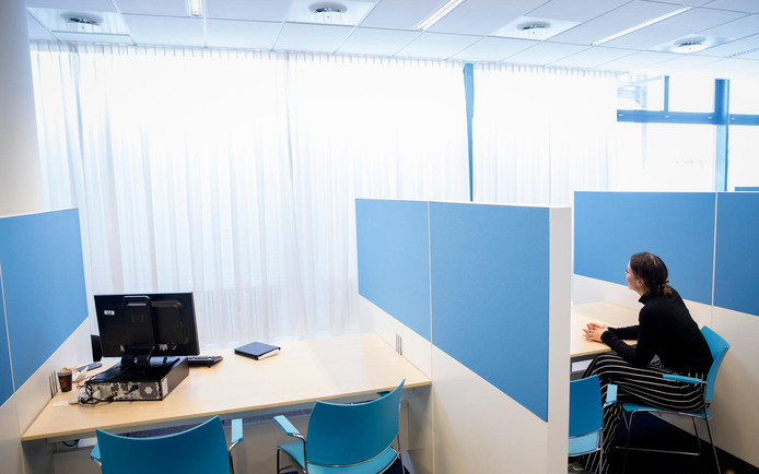 2018-04-11 16:00:00 DEN HAAG - Een werkzoekende in gesprek bij een loket van het Werkplein van het UWV. ANP BART MAAT