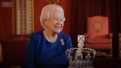 Britse koningin vertelt openhartig over onhandig zware kroon